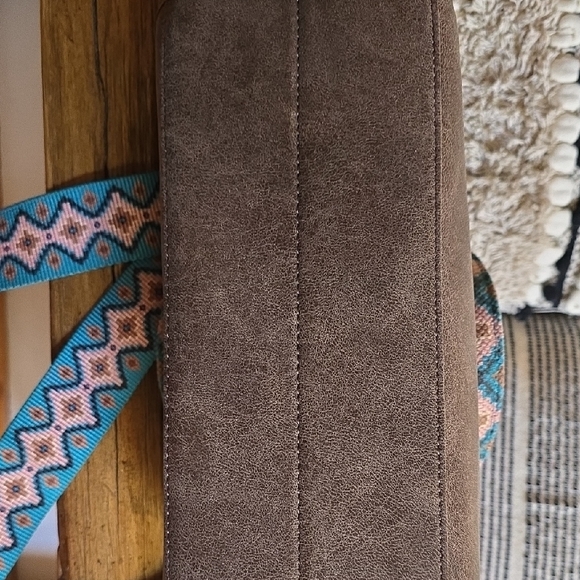 Wrangler Dark Brown Tote with Patterned Strap - Picture 7 of 9